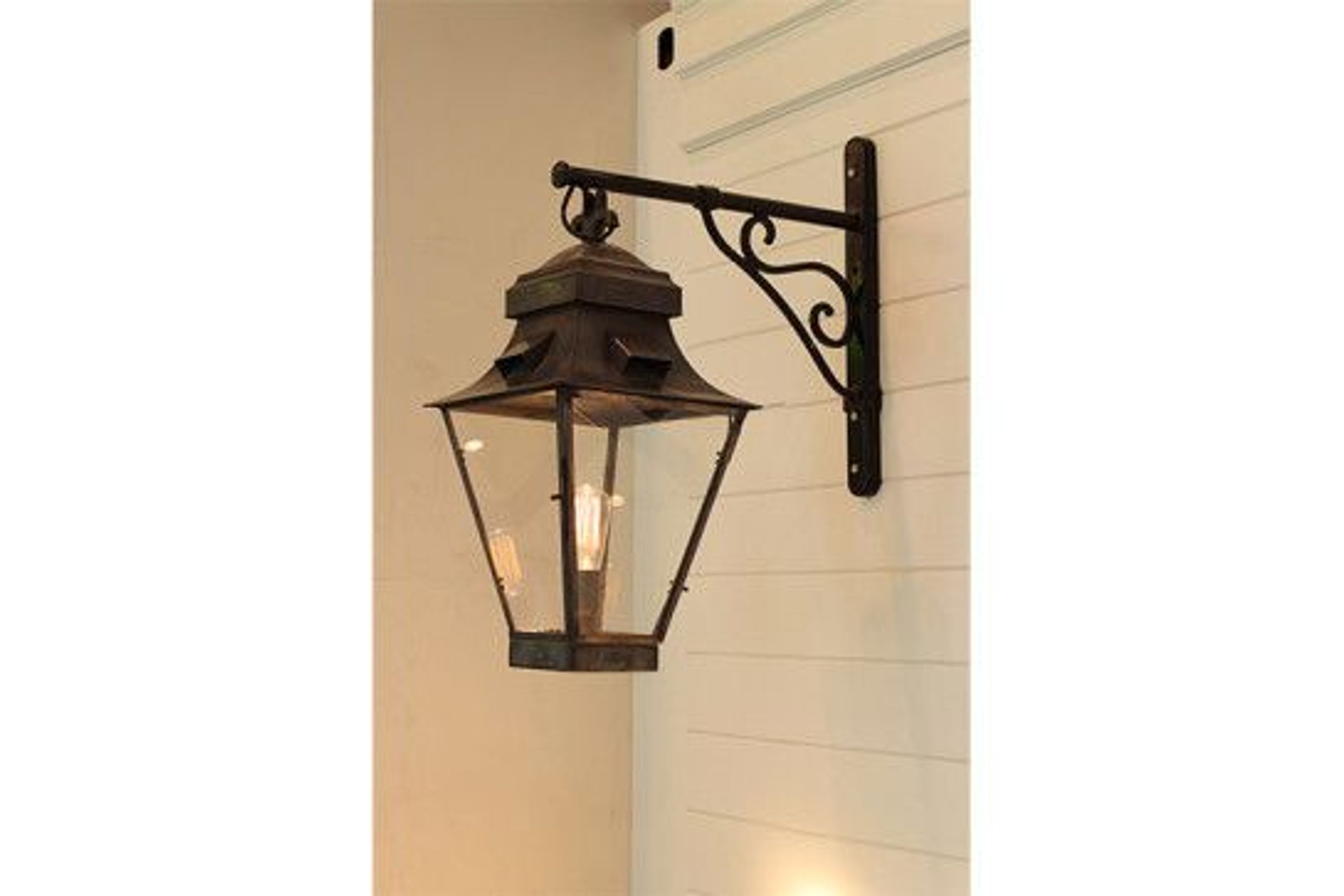 Gracieuze Wall Bracket: Outdoor Lantern