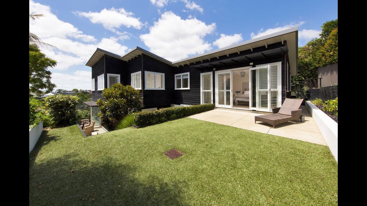 MRA design in cedar for a steep site