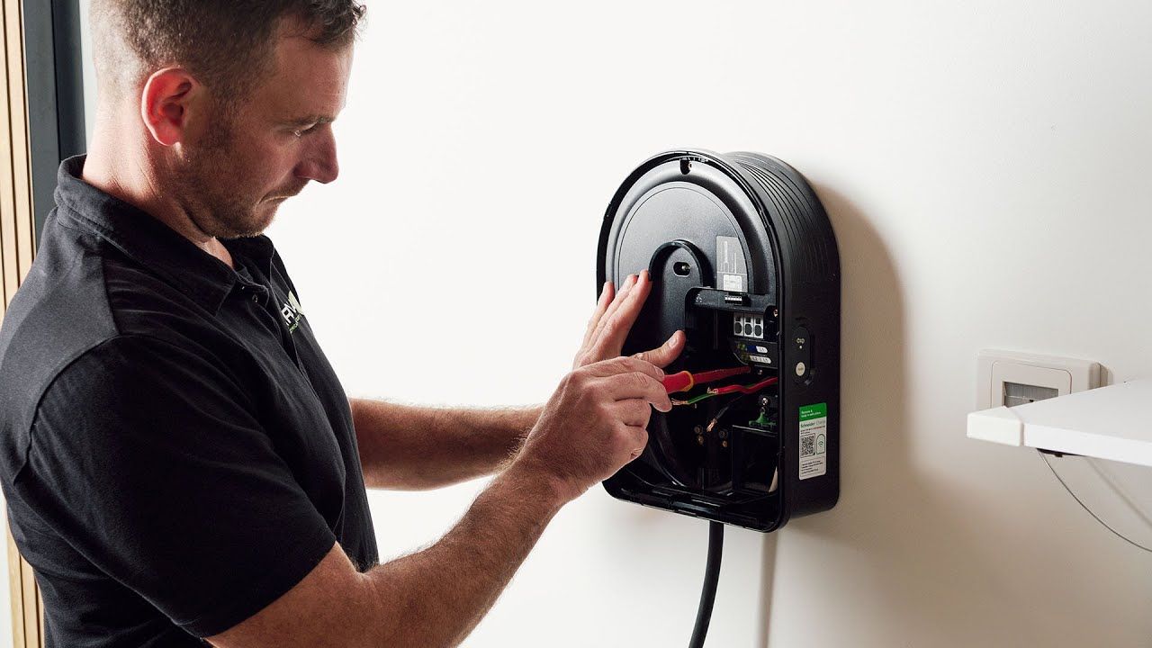 How to operate Schneider Charge