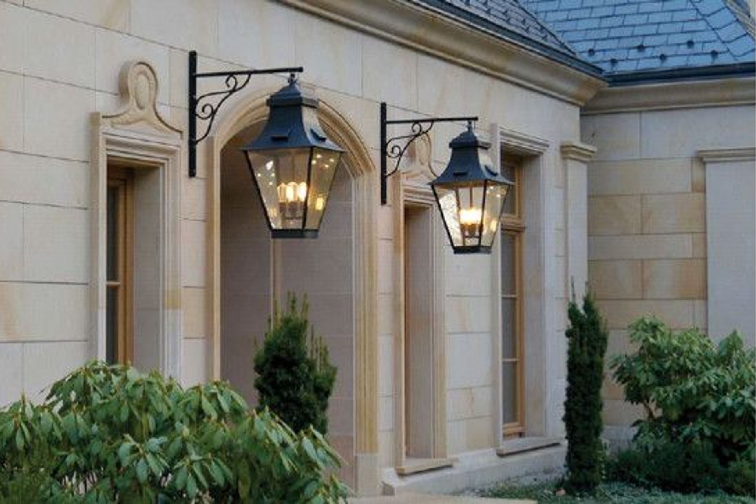 Gracieuze Wall Bracket: Outdoor Lantern