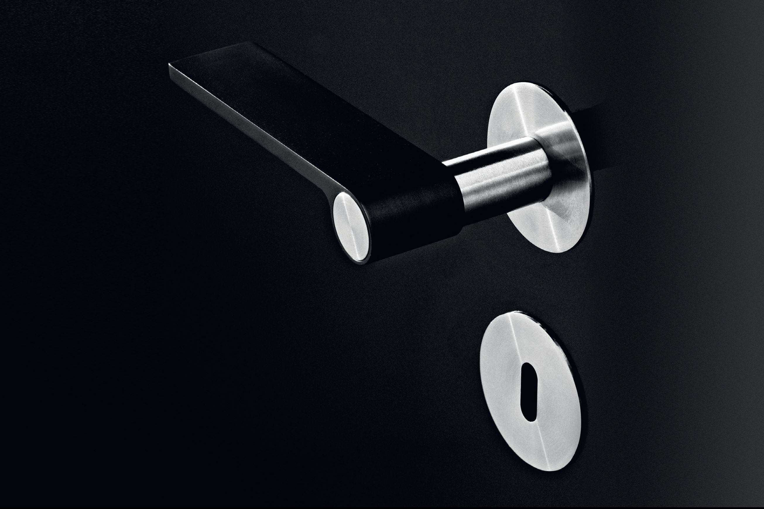 'Outline Black' Lever Handle on Standard Rose