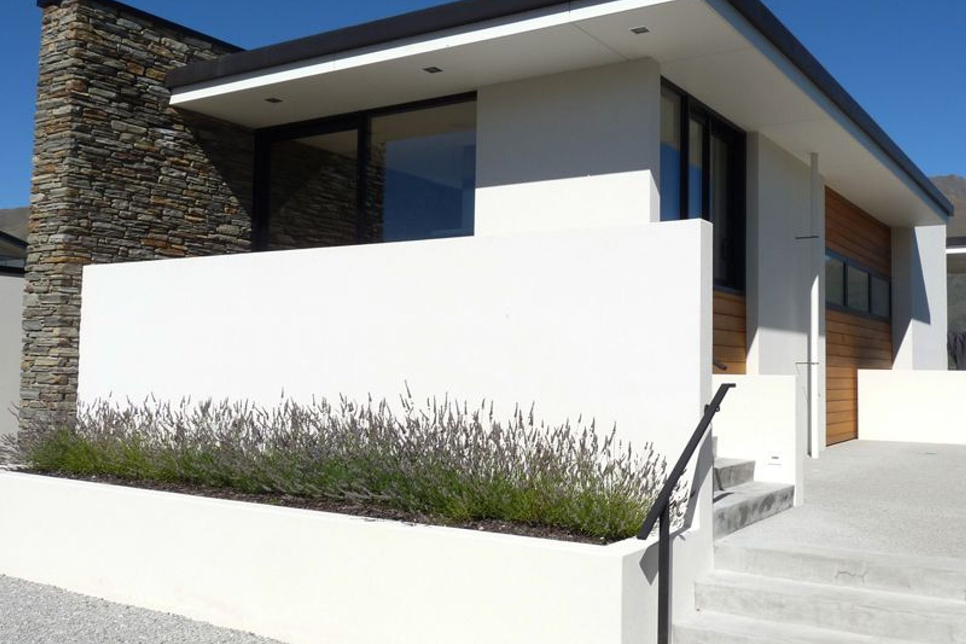 LAKESIDE HOUSE