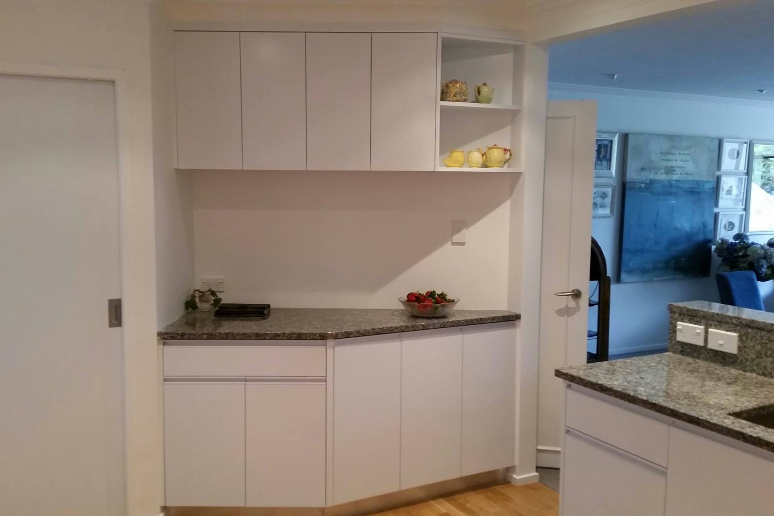 Handle-Less Look Kitchens