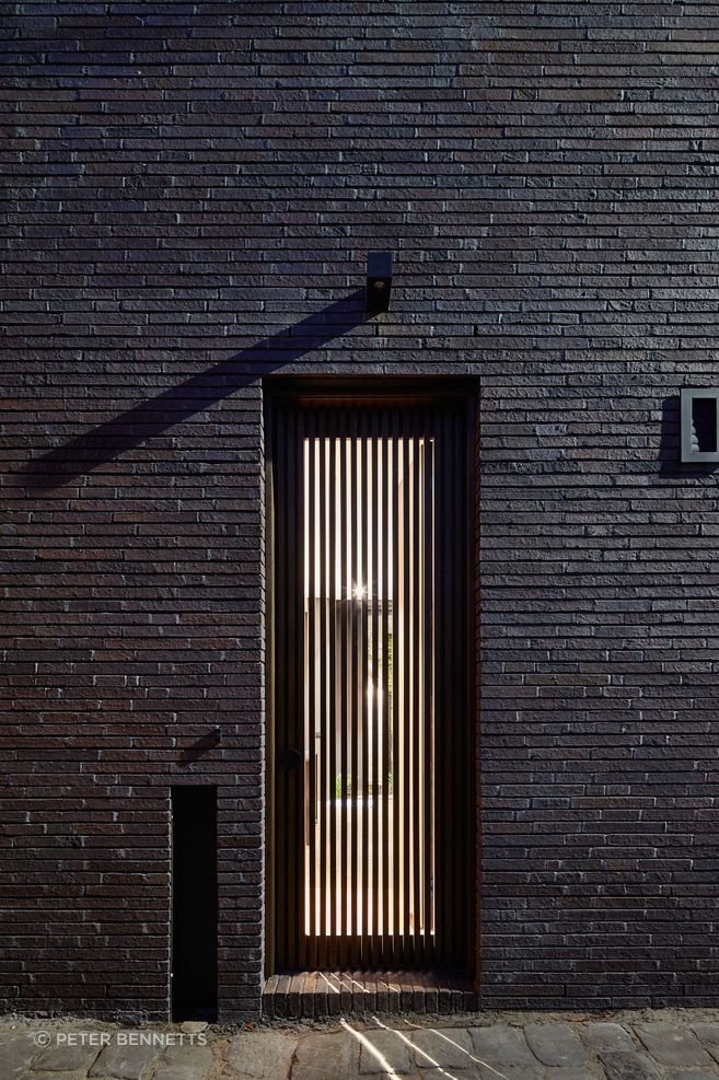 There’s a playful union between new and old here, a juxtaposition of light and dark, of past and future that just makes sense given the historic context of the build. 