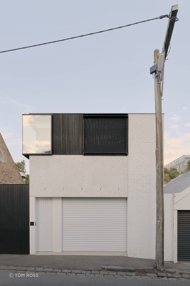 The five-metre existing section, clad in white masonry, retains its charming appeal and grandeur.