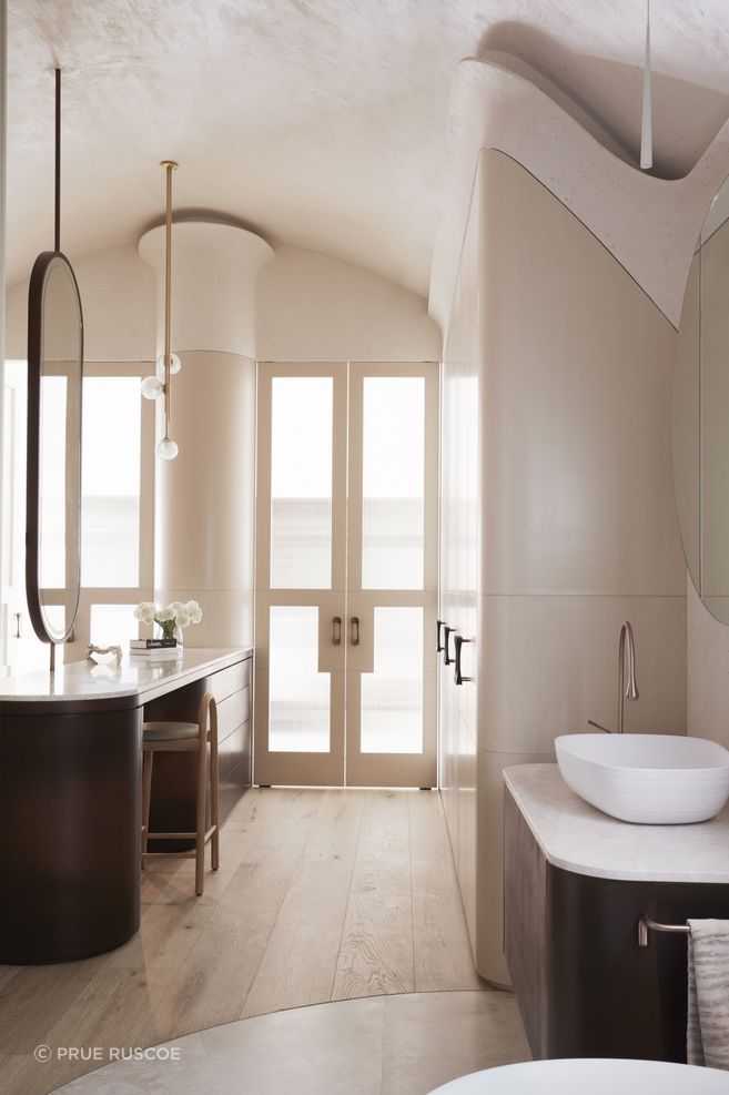 Curves throughout the bathroom
