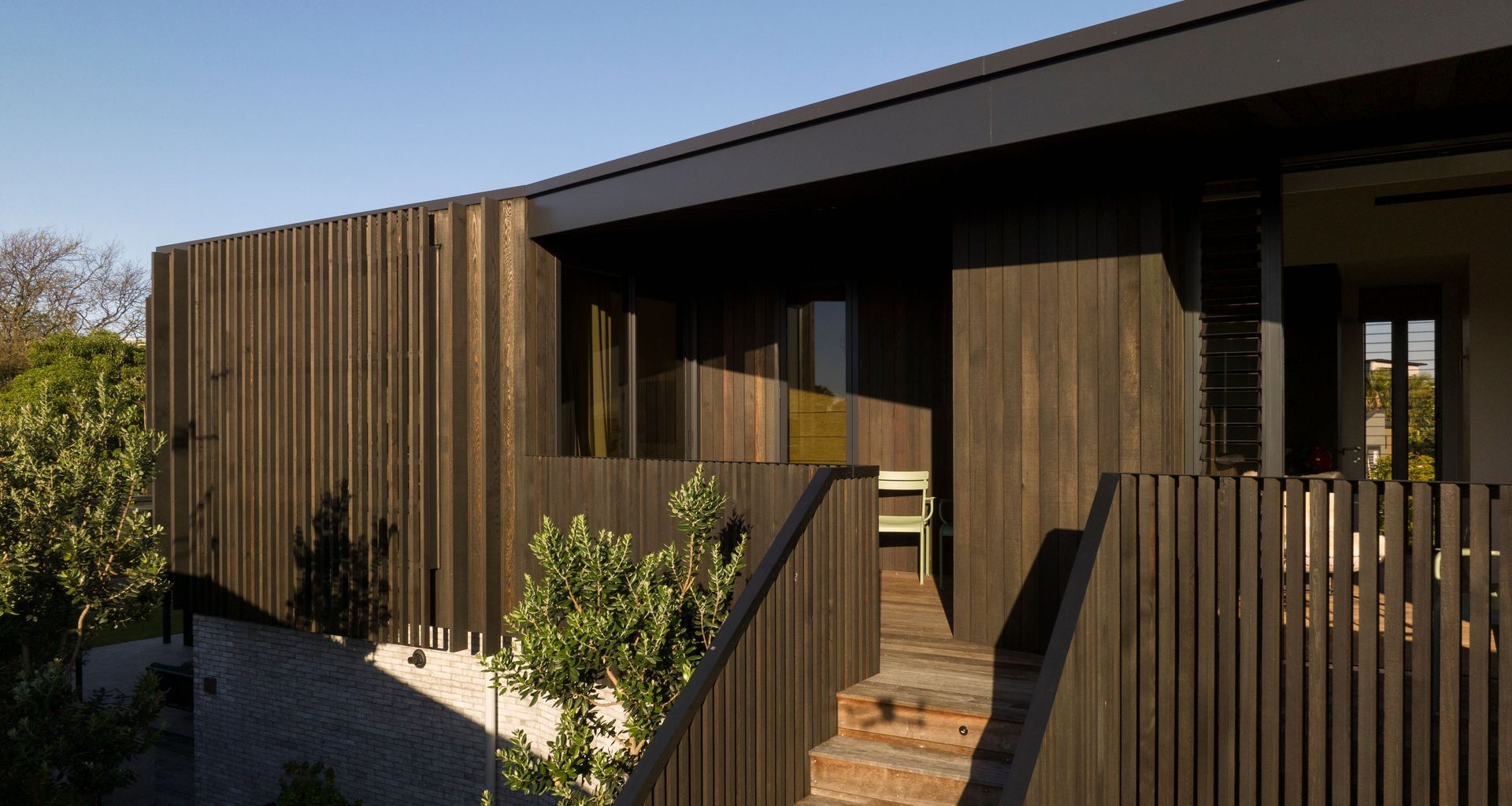 The use of harmonious materials makes Pitau an exceptional home