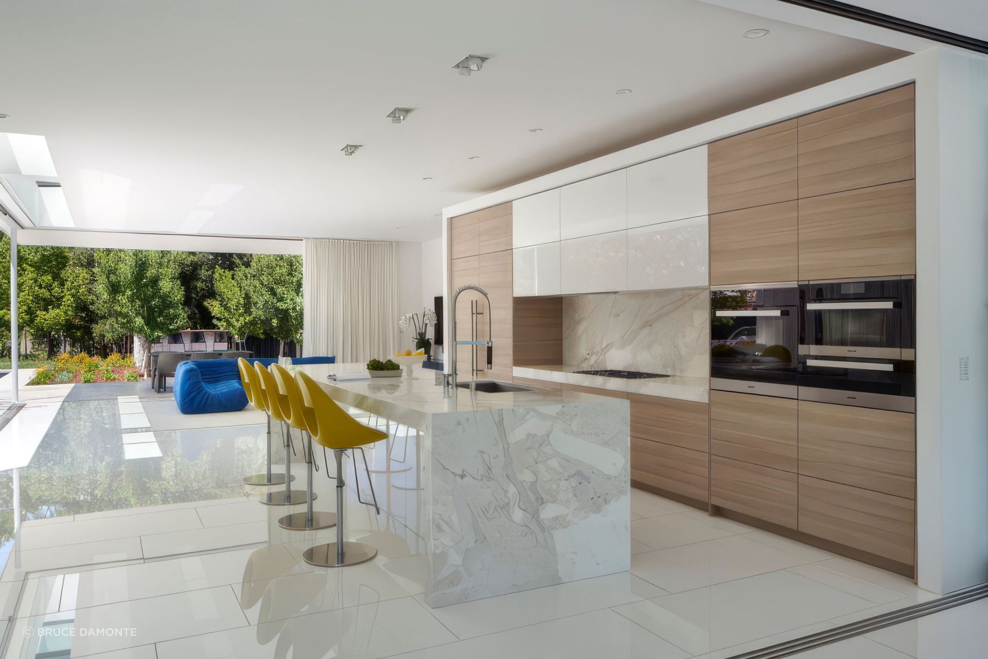 Mark English Architects designed their Atherton, California, project as a classic “H” plan encompassing a pair of two-story wings connected via a double-height space. On the ground floor, the northern wing unfurls to the rear of the property, containing the dining room, kitchen, and a secondary living room.