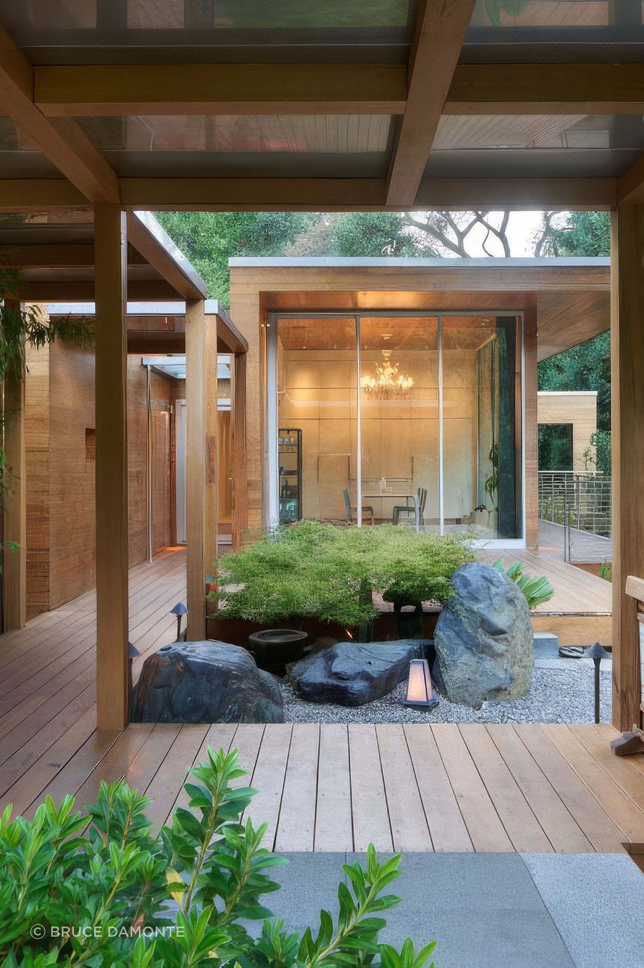 For this project, Mark English Architects were engaged by the client to renovate and extend an existing 1950s-era home on a sloping site in Woodside. Bookended by a forest to the east and a deciduous grove to the west with a majestic redwood tree at its periphery, Toro House’s appealing setting and mid-century bones were central to the firm's design response.