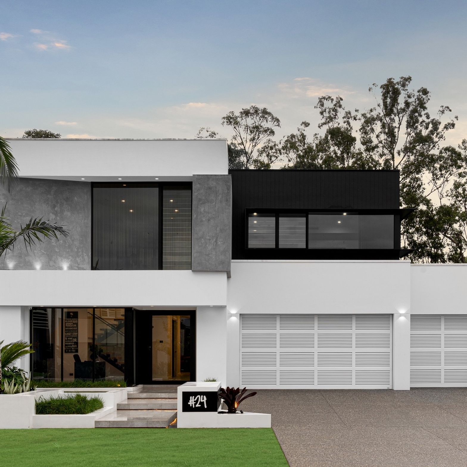 Classic-pearl-white-gloss-Dulux.jpg