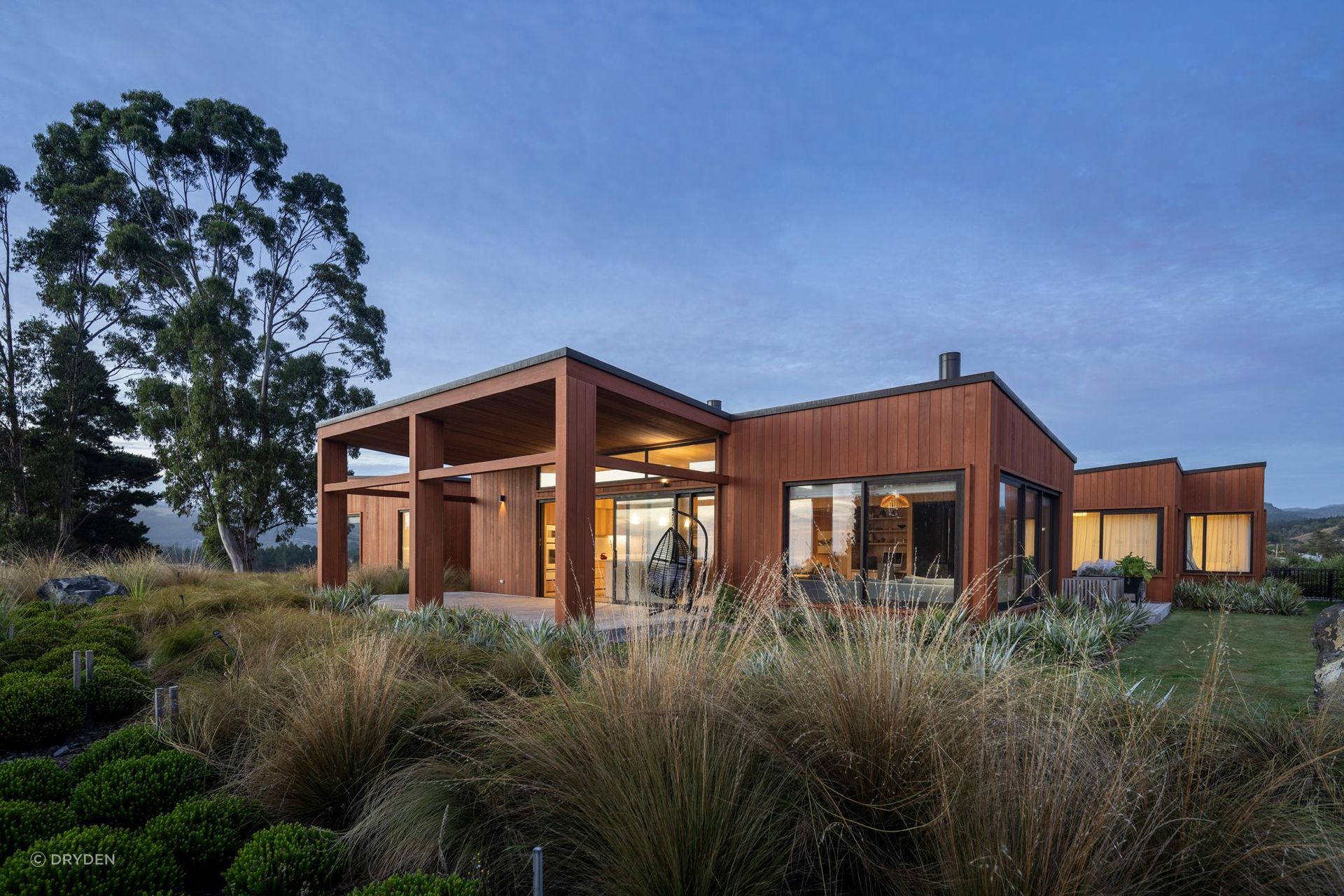 For this project in Otago, Dryden WoodOil was paired with the Dryden Colourtone Elm to help blend into the stunning surroundings.