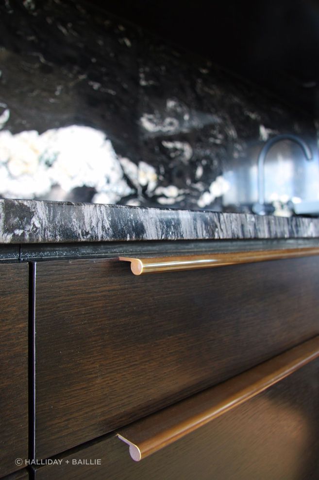 A slimline, integrated solution for drawers and joinery cupboards, the range of Continuous Drawer Pulls is ideal for kitchens, wardrobes, or on cupboard doors.