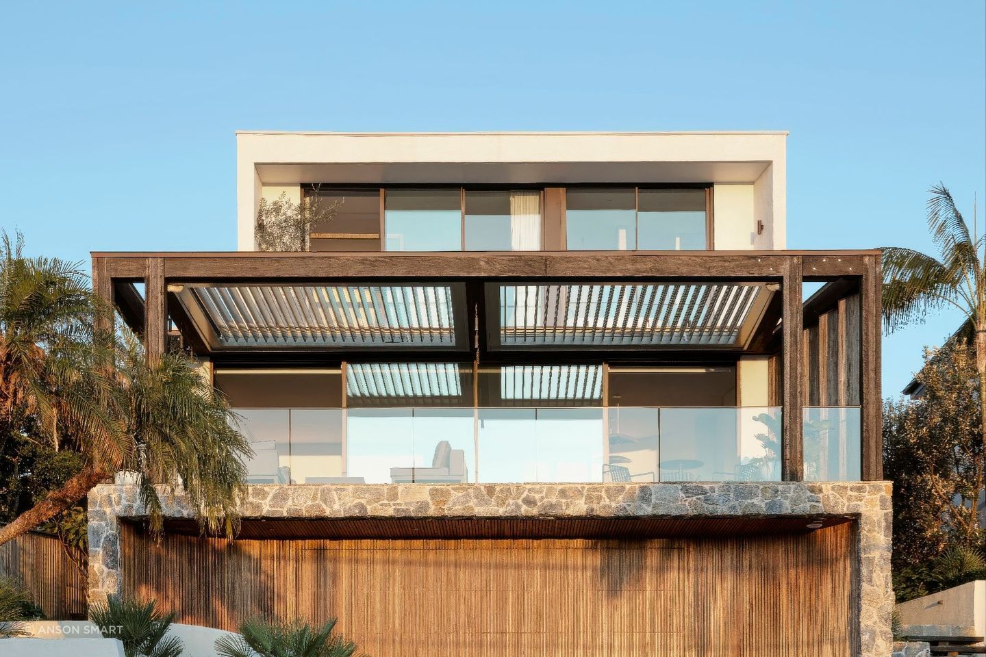 Kefi House, by Cadence & Co, takes full advantage of the quintessential Sydney lifestyle: enjoying prized Harbour views; a sense of relaxed luxury imbued throughout flexible living and entertainment spaces.