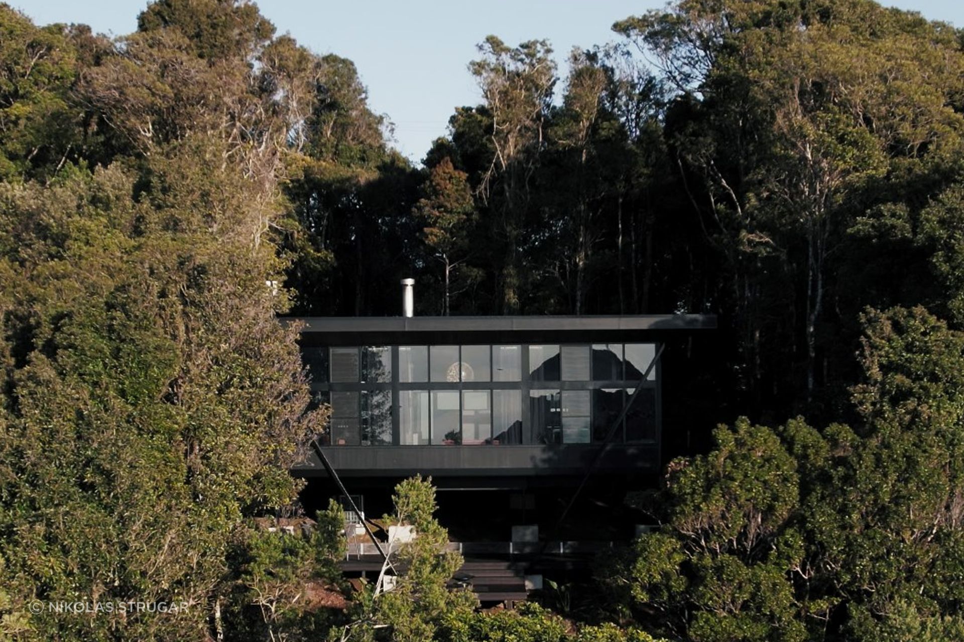 The Cloudview Springbrook, a remotely located rainforest retreat by Paul Uhlmann Architects. | Photography: Nikolas Strugar