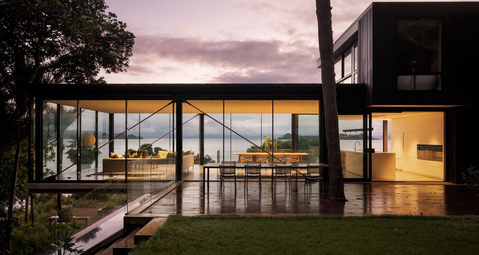 Glass by Design delivered the stunning frameless glass for this Cowes Bay, Waiheke project.