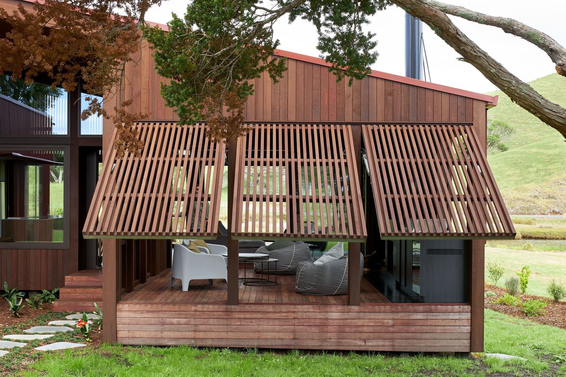 These sublime electronic actuator screens complement this Waipapa family home perfectly. | Photography: Simon Wilson