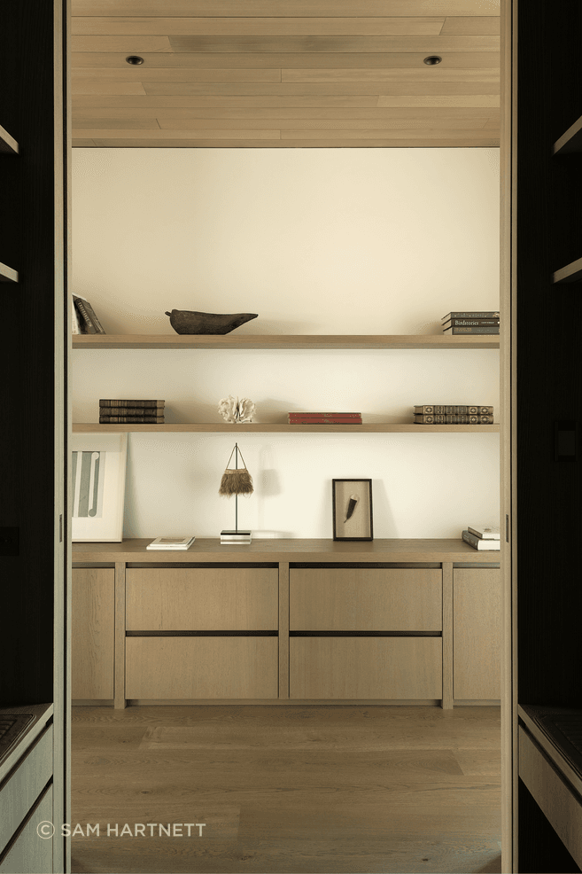 Material restraint gives the home its quietness. When the non-negotiables are clear, savings can be found without losing atmosphere.