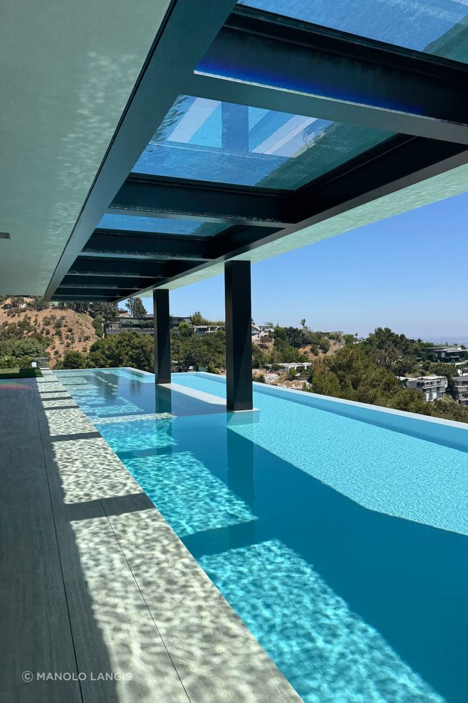 More than a pool, these acrylic details show how water can become part of the architecture itself, bringing movement, reflection and atmosphere into the spaces around it.