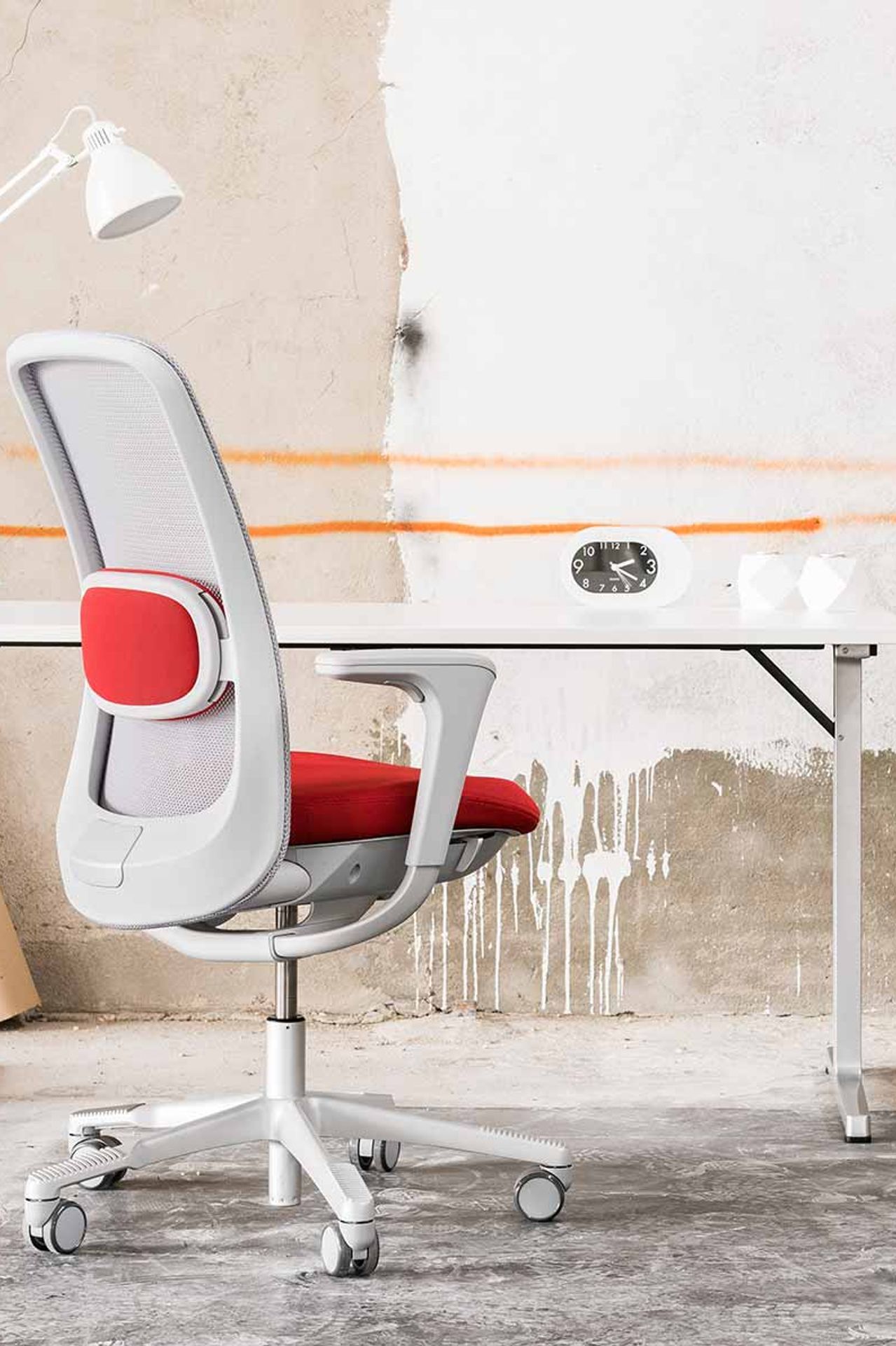 The HÅG SoFi mesh version comes with adjustable lumbar support, available with a matching or different fabric covering.