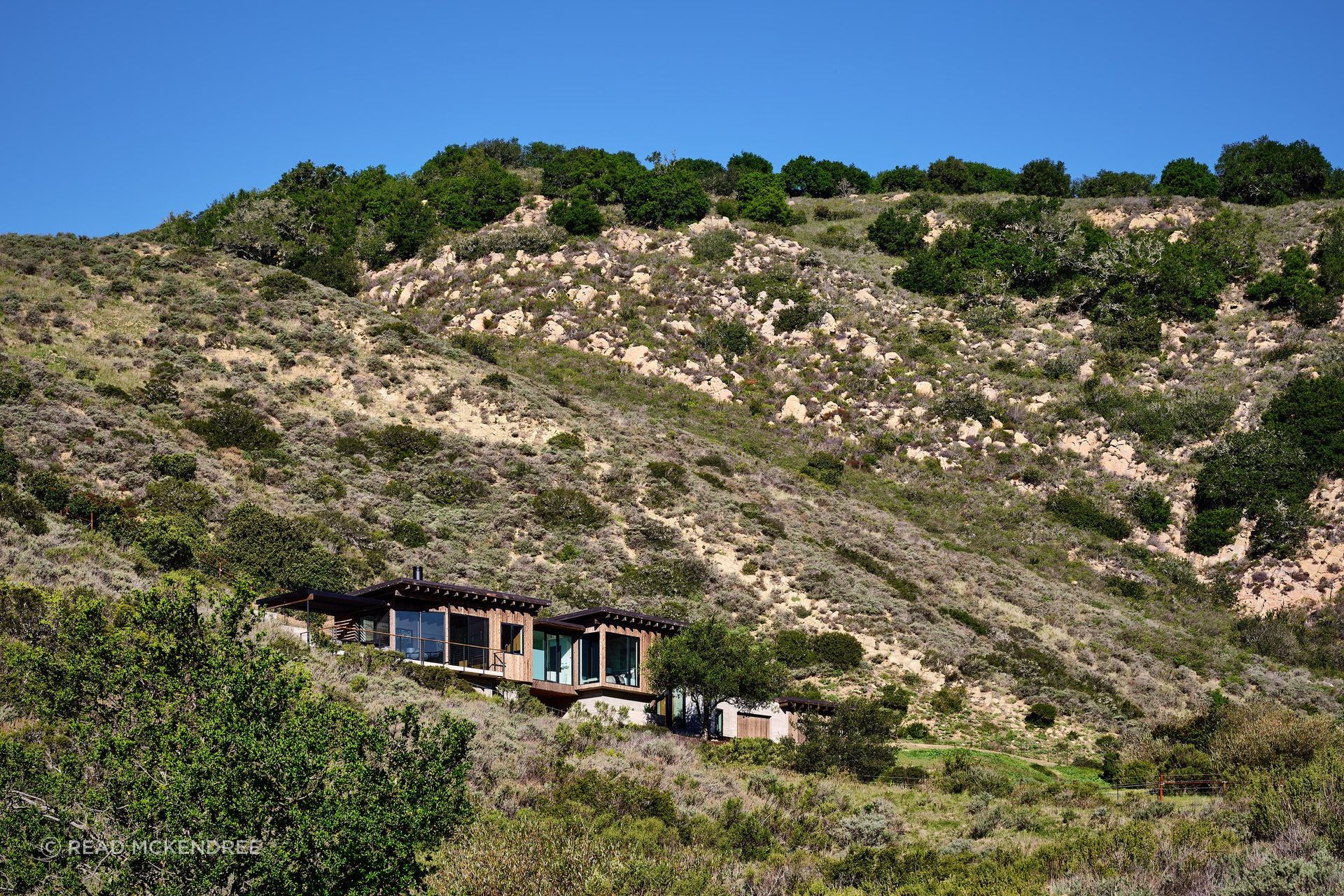 Coastal Modern Guest House III sits lightly within the Gaviota Coast landscape, its low-slung form designed as a fully off-grid retreat.