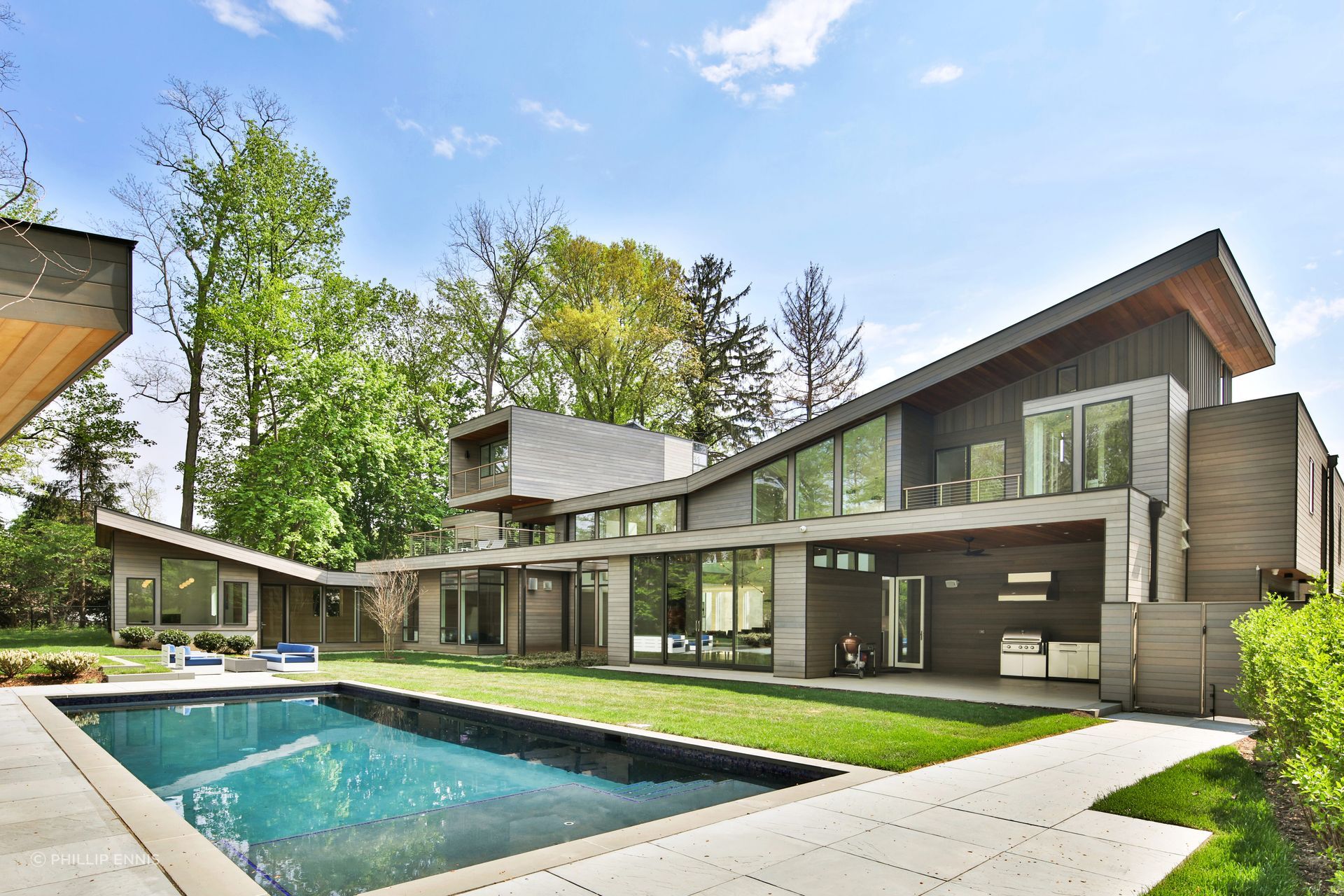 This New Jersey residence is situated along a cherry tree–lined street characterized by predominantly contemporary homes informed by traditional forms. Within this context, the client sought to create a distinctly modern house, drawing inspiration from mid-century design principles.