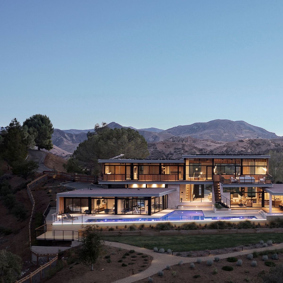A House Designed to Frame One View at a Time