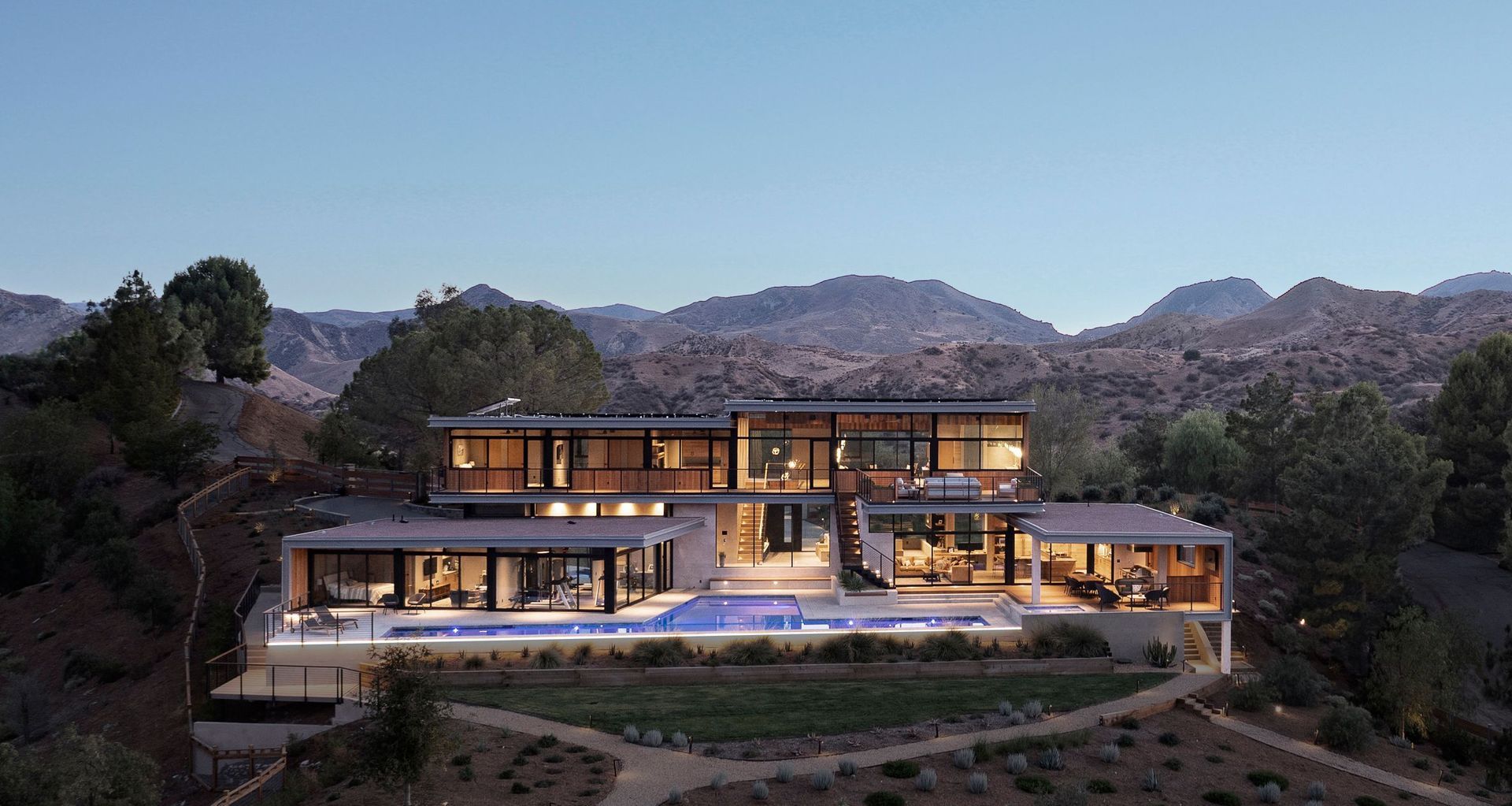 Situated at the peak of a rolling 5 acre parcel in Castaic, California, ANX was engaged to design an open and transparent home immersed in landscape and natural light, and one that fully maximizes the connection to the surrounding Sierra Pelona Mountains.