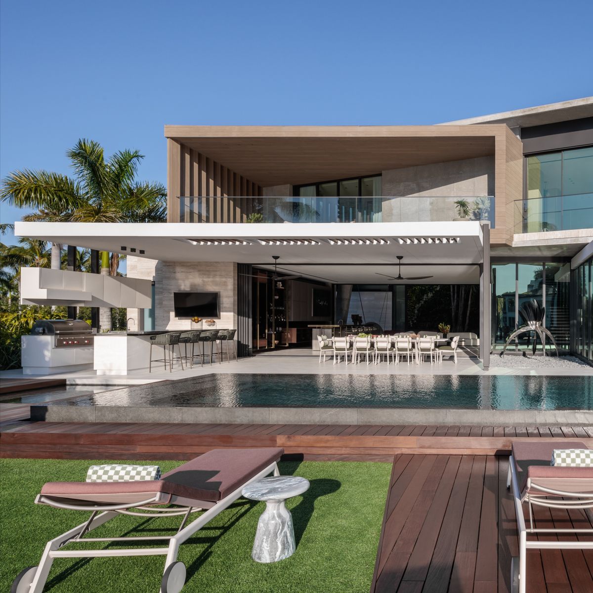 A Piece of Coastal Architecture Built to Face the Bay