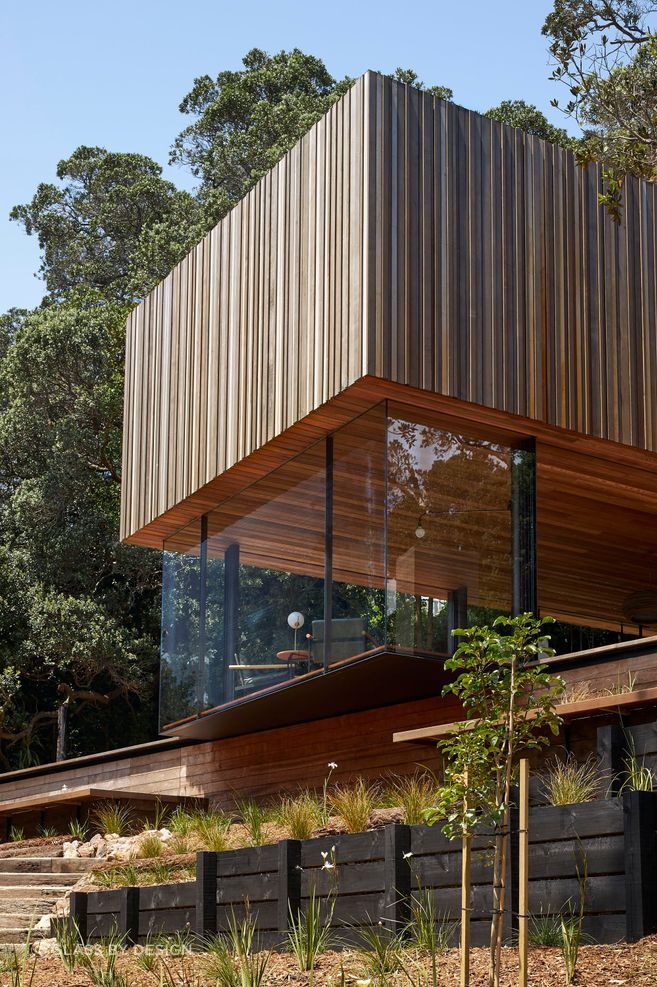 Glass installation for Mawhitipana House