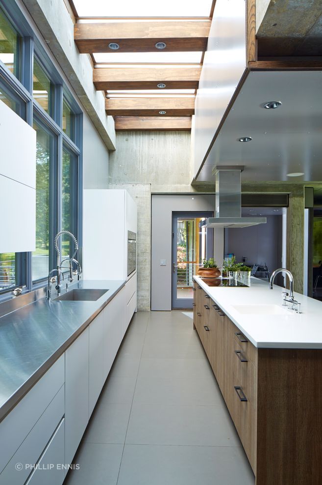 Spaces unfold in an upward progression—from the most public functions of kitchen, dining, and living areas, to increasingly private domains: the children’s suite, the primary suite, and ultimately a third-floor study. Throughout, terraces, balconies, and outdoor rooms extend the living experience into the surrounding landscape.