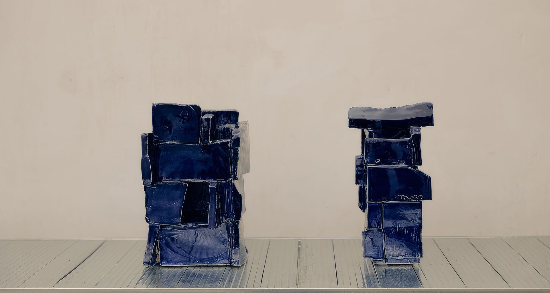 Robert Davidov’s Small Acts of Permanence at Oigåll Projects explores architectural form through a series of deep-blue ceramic objects, each one carrying a quiet sense of mass, enclosure and permanence. | Photo Credit: Casper Plum