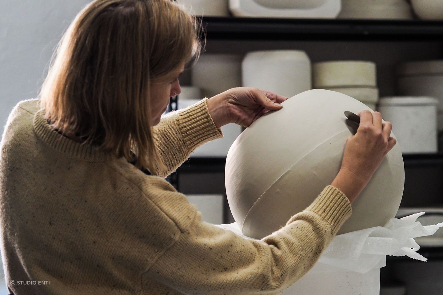 Each unique piece of handmade porcelain is made to be used and enjoyed. A strong belief in the necessity of good design, the principles of longevity and sustainability are the major driving forces behind the work of Studio Enti.