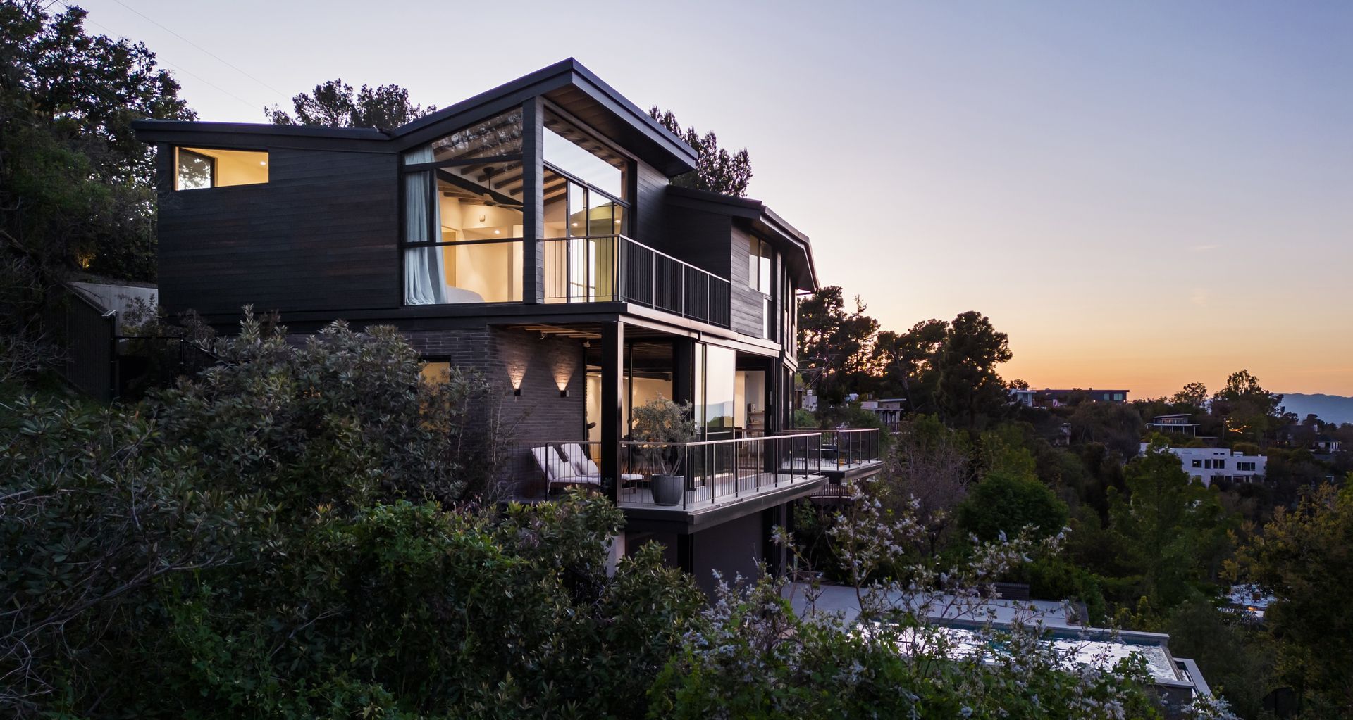 t House, a residence for a young family, is perched atop Los Angeles’ Hollywood Hills, offering commanding views of the San Fernando Valley, Griffith Park, and the iconic Hollywood Sign. This biophilic residence sublimely blends with its bucolic surroundings, cleverly adhering to strict hillside regulations, while proposing an innovative model for Southern California hillside developments. Photo by HANA