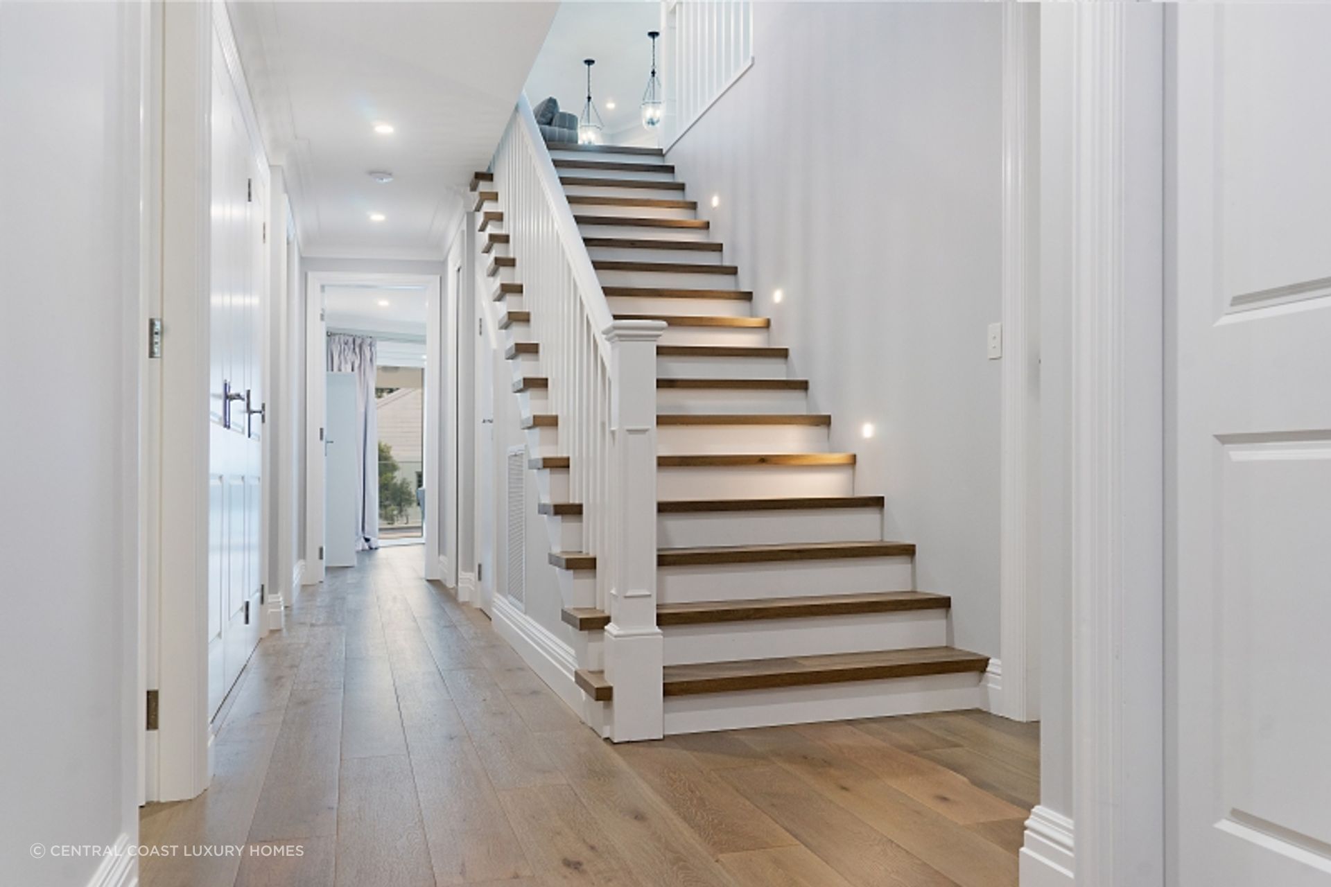 Textbook use of hallway and staircase lighting at Tiarri Hamptons - Photography: Greg Rivers - Clixar