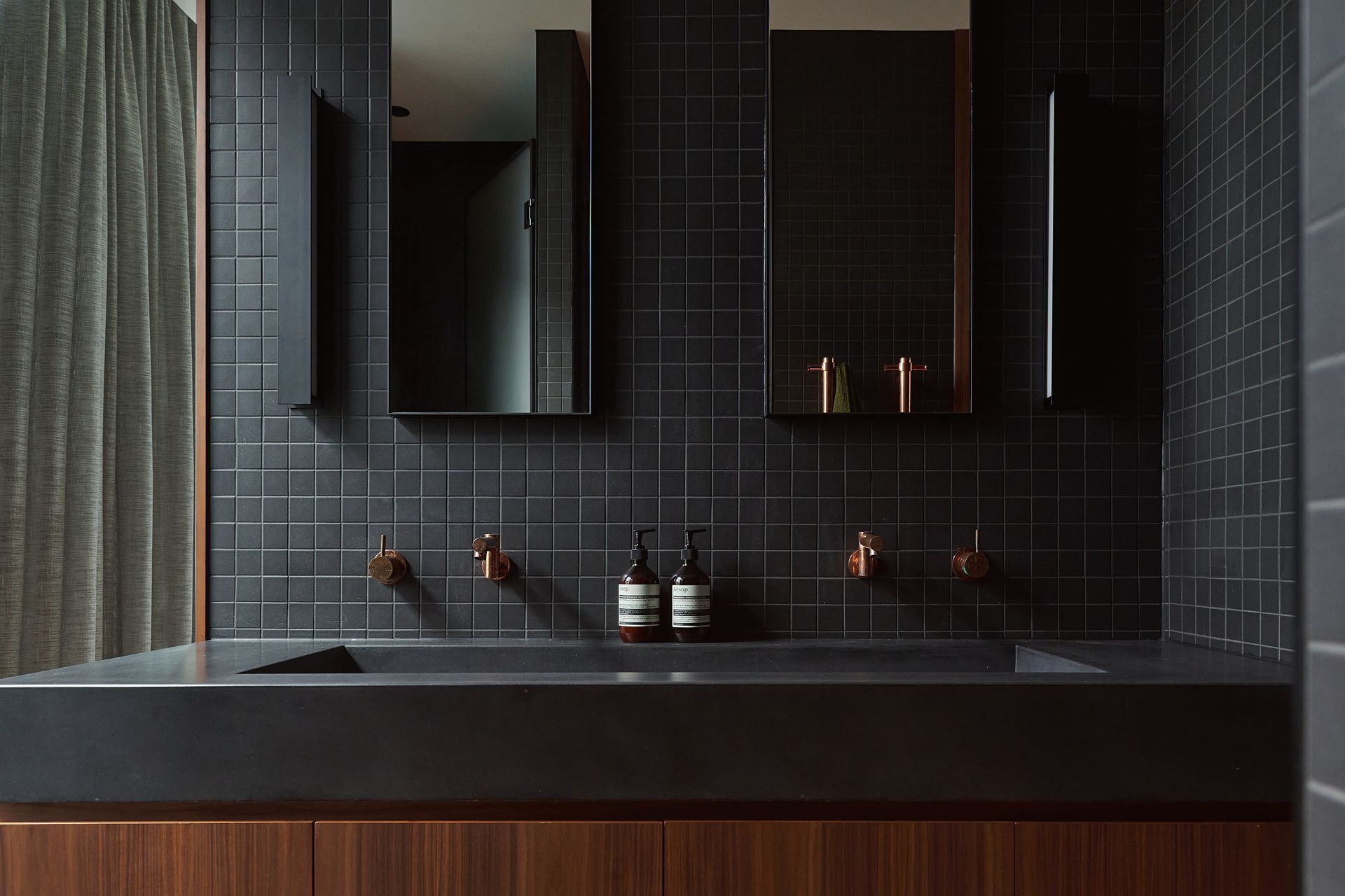 The Bach Pad, Hampton by Merrylees Architecture &amp; Interiors | Photography by Veeral
