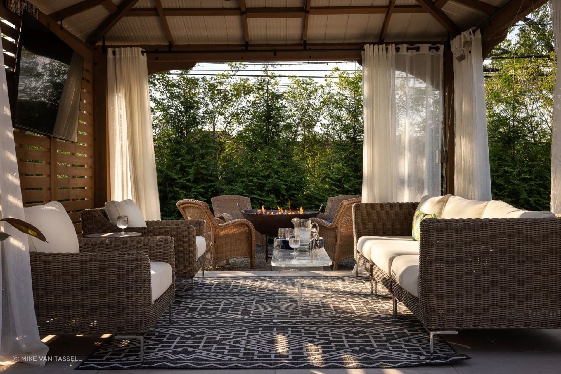 With the help of our vendor resources at the AHD Design Center I was able to source the perfect outdoor furniture and decor.