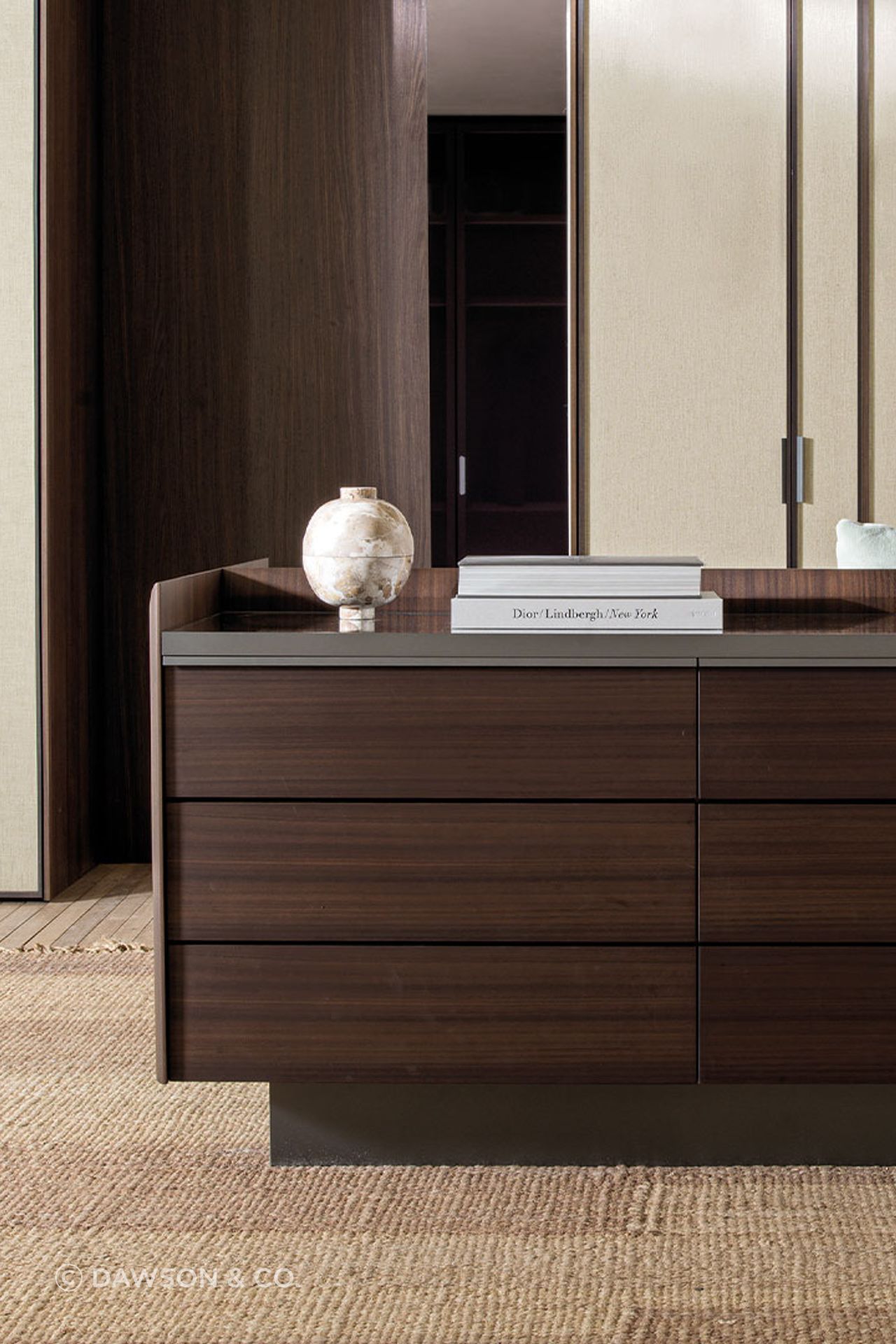 Baltimora by Matteo Nunziati is a double-sided island unit designed to be placed in the center of a room. Versatile and eclectic, it can adapt to any location in the bedroom, creating either a unique standalone element or a dynamic dialogue with existing wardrobes or cabinets.