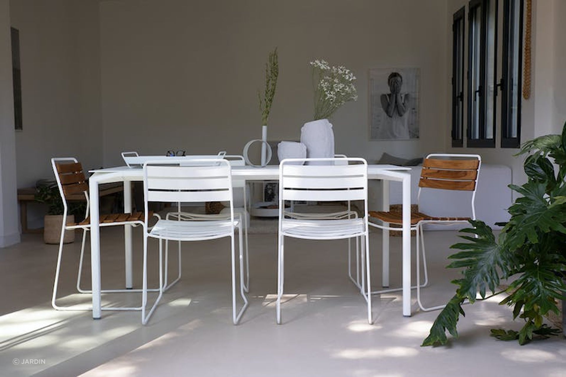 The Calvi collection with it's slender frame design perfectly suits these smaller proportions. At 80cm wide this will be a popular choice for narrow spaces.