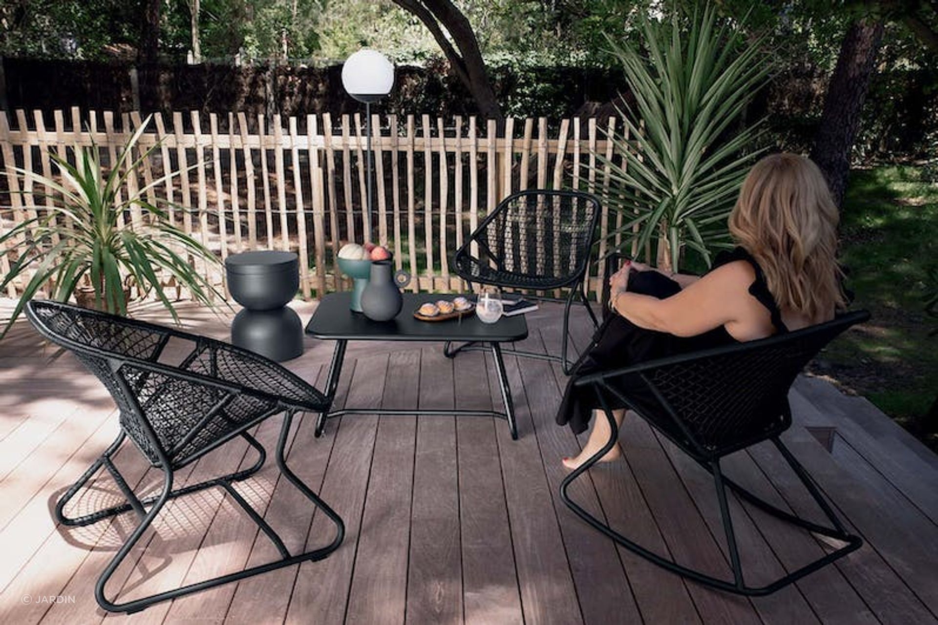 The same compact size and ultra comfortable seat from the Sixties collection is now available as a rocking chair.