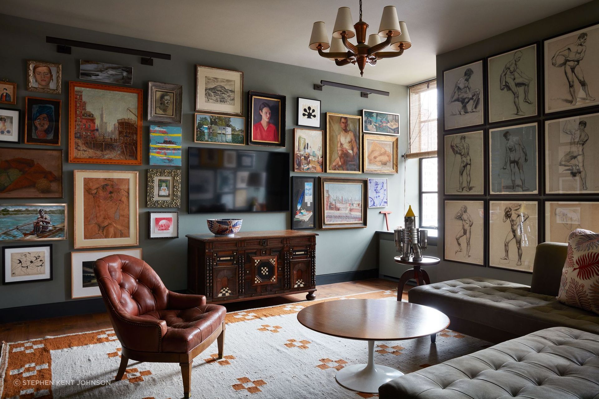 Meticulously mapped by Henderson, the den’s salon-style art hangings feature an array of flea-market finds, paintings by friends, and a group of unattributed figure studies from the early 1900s. Art: Elvin Rodriquez. Mark Beard. Bradley Narduzzi. Guno Park. Peter Harvey. Andrew Kennedy.