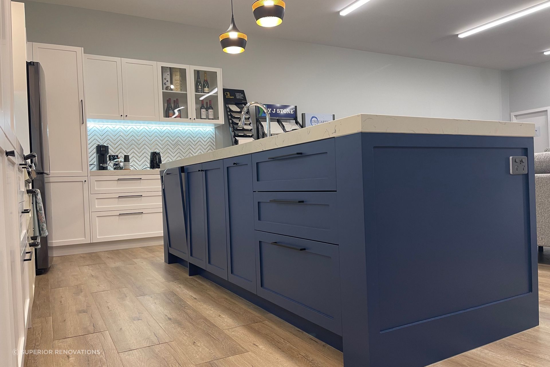 All cabinet fronts in the classic kitchen were painted with ‘Madison blue’ to create a beautiful contrast with the white cabinets.