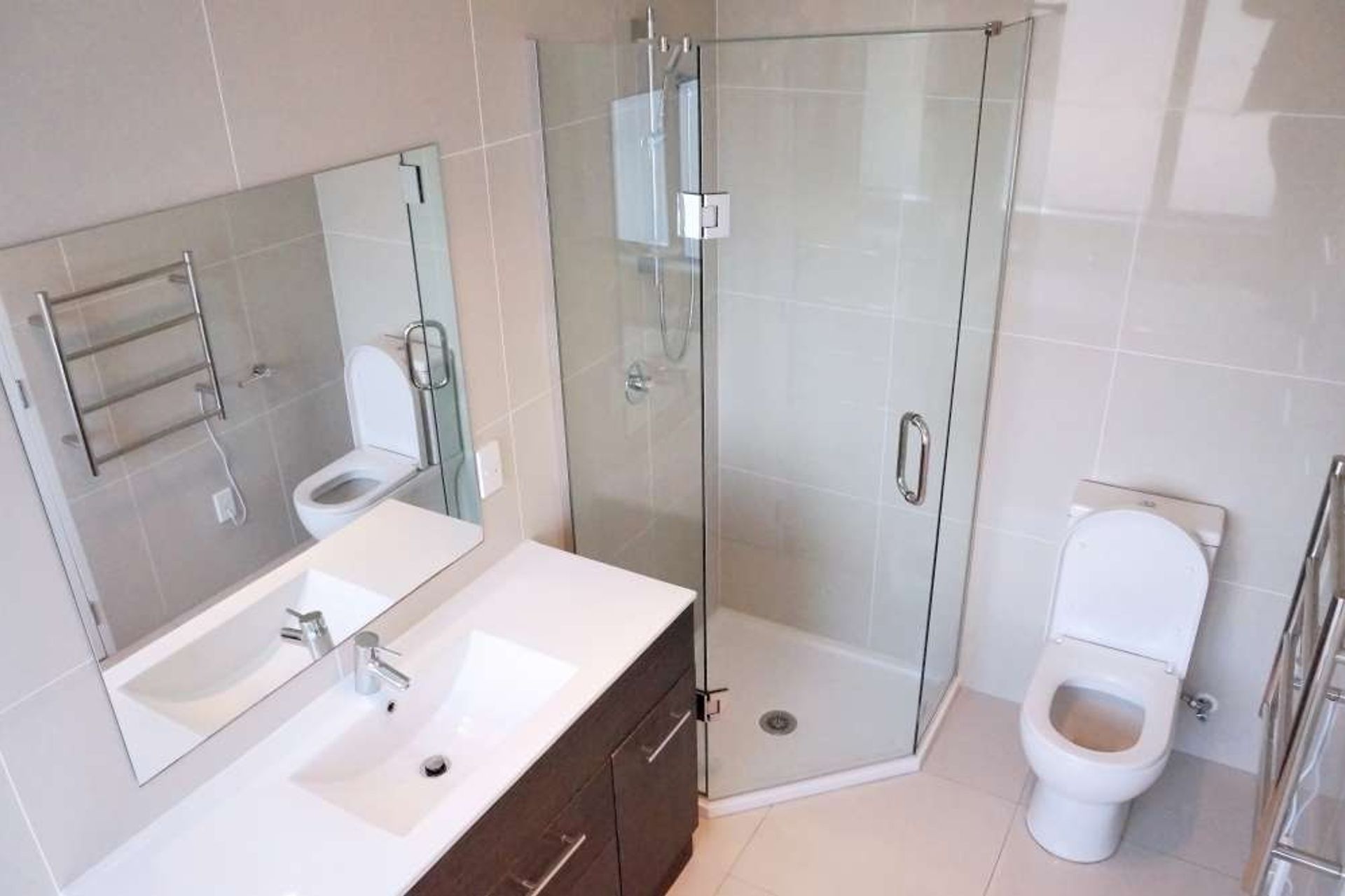 The same 600 by 600 tiles were used throughout the walls and floors in Rosedale, Albany.