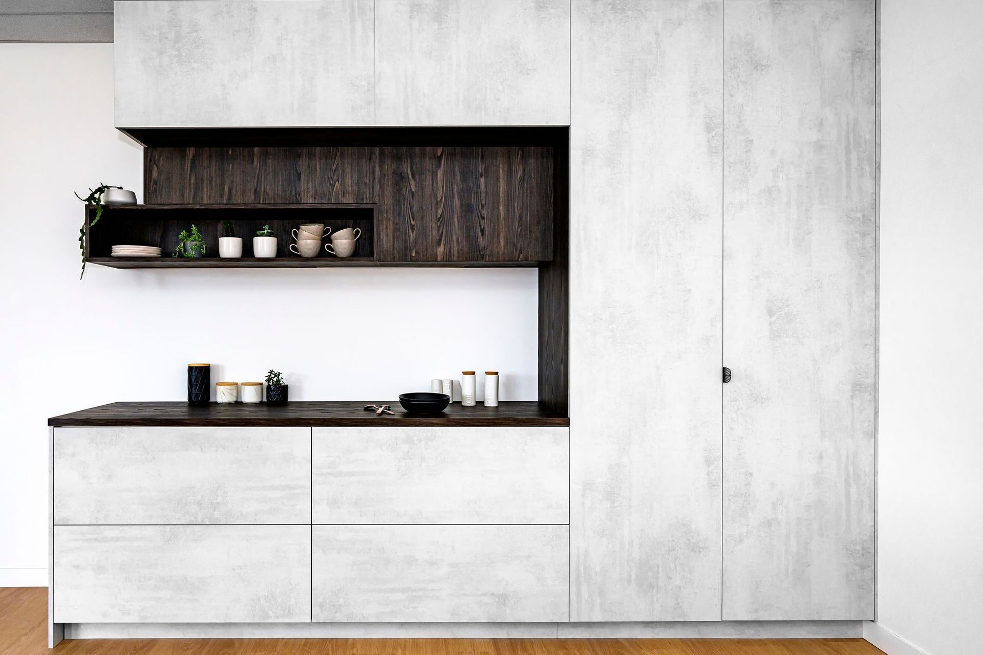 The hand-troweled concrete effect of Lookcrete creates a stunning design feature in this modern kitchen.