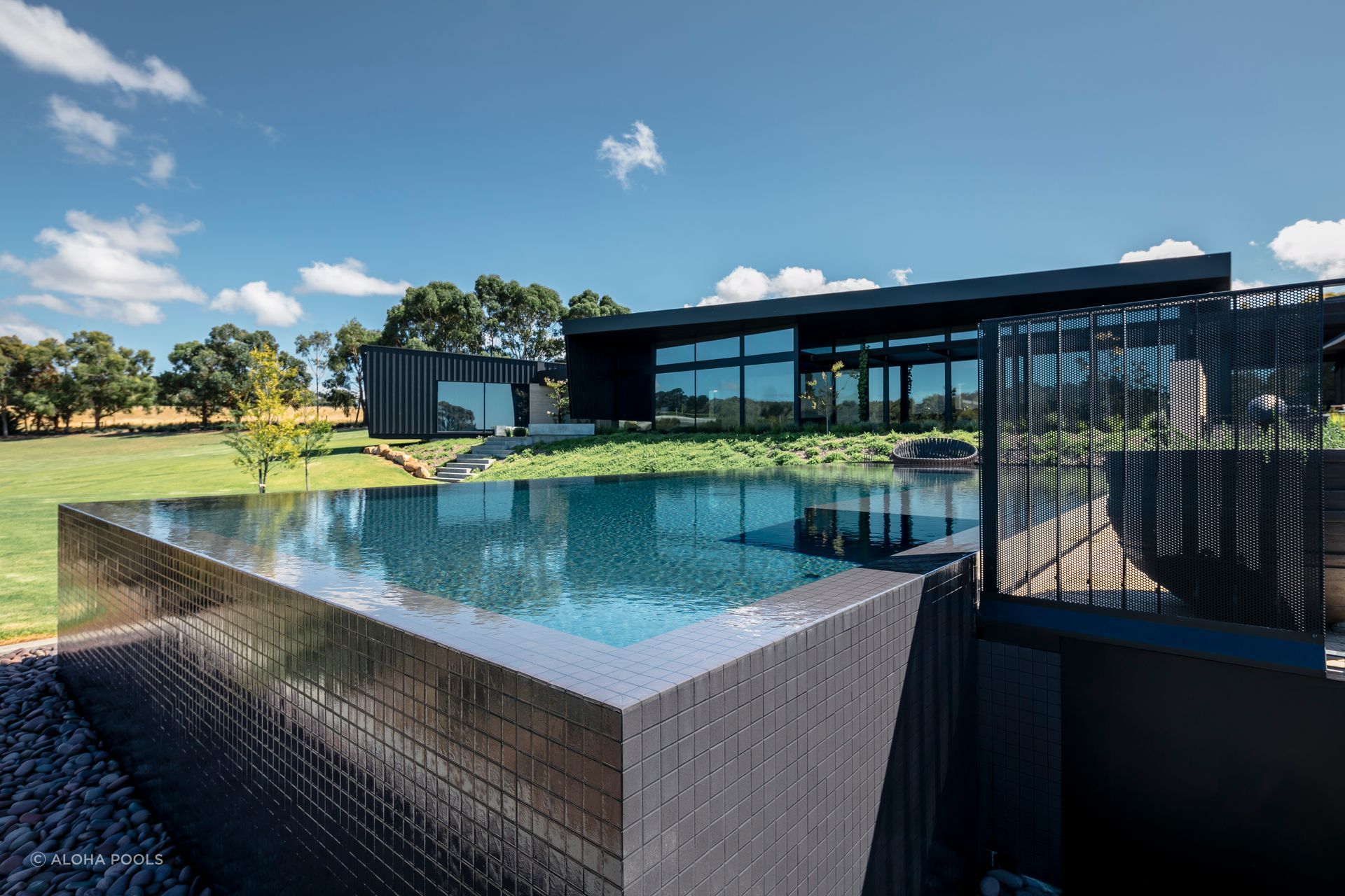 Featured project: Perry Luxury Pool.