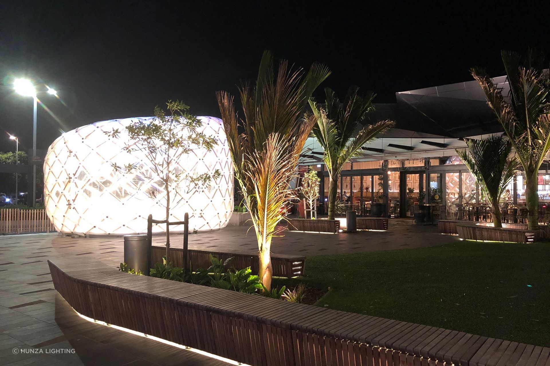 In the Sylvia Park dining lane, Lighting Revolution designed an artistic installation to create a breathtaking nighttime space for diners.
