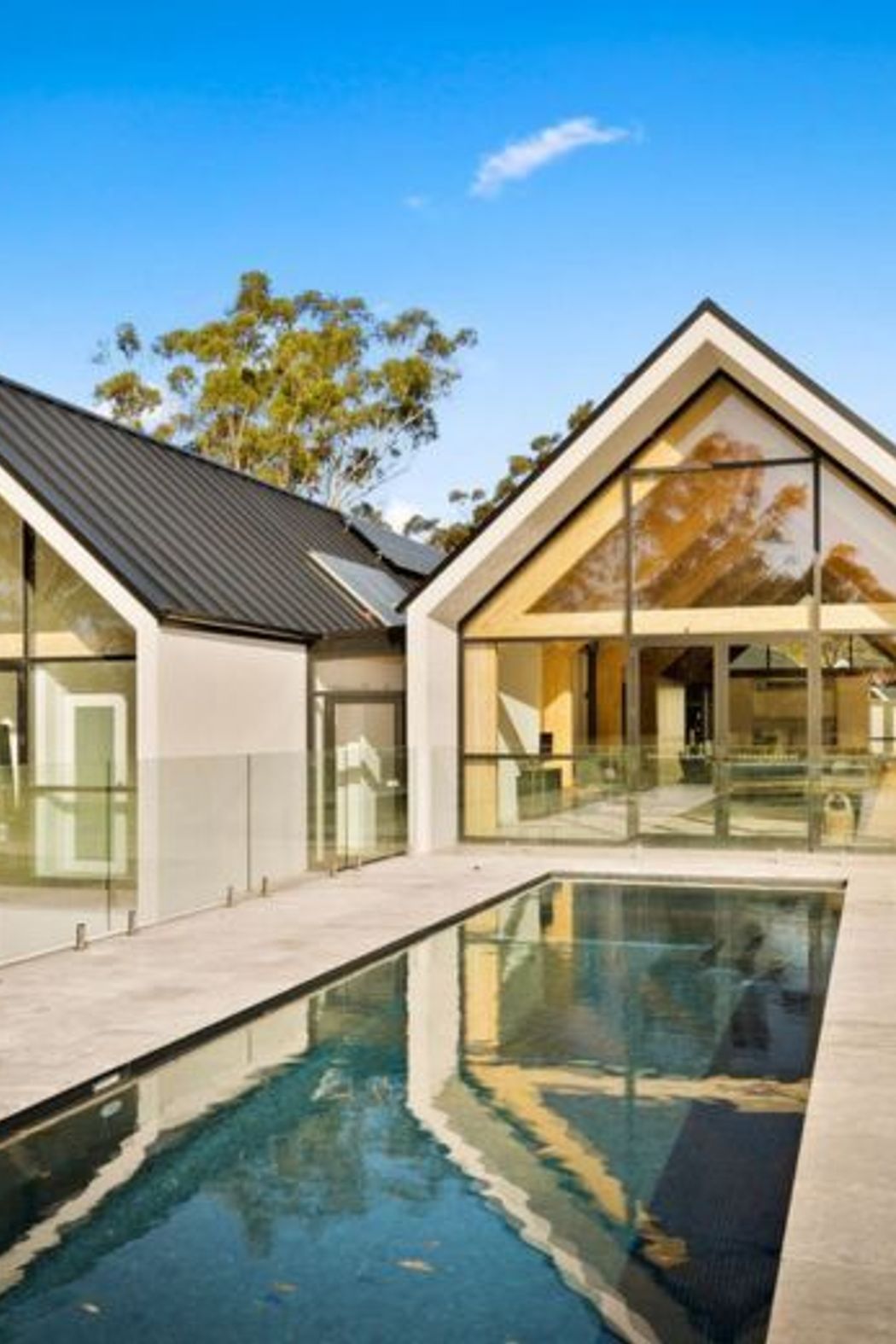 Mallinger Constructions | Crystal Pools | Silver Ash Premium Travertine Tumbled