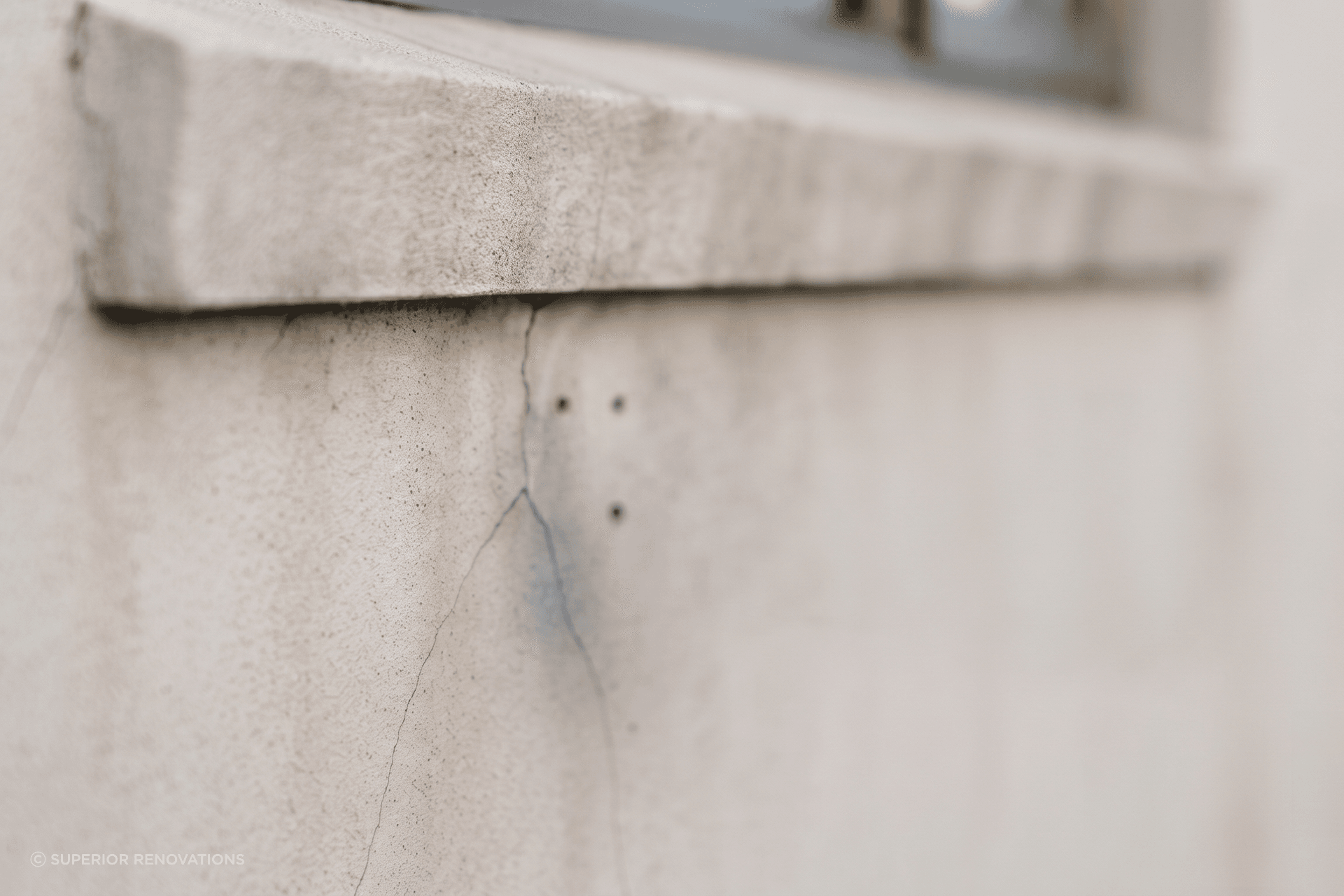 cracked-plaster-wall.png
