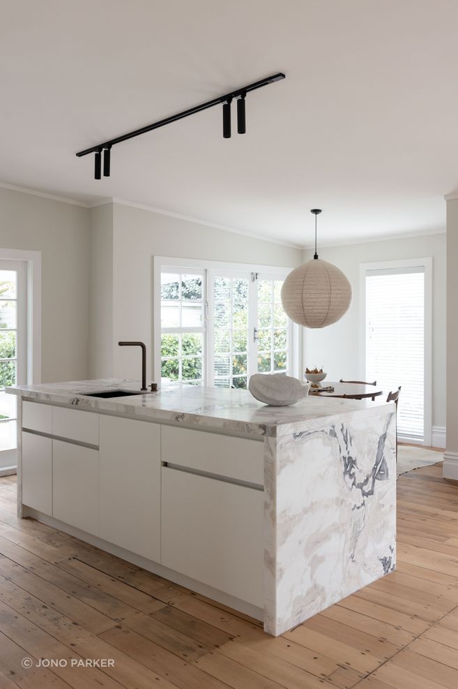 The island features an integrated Bosch dishwasher.