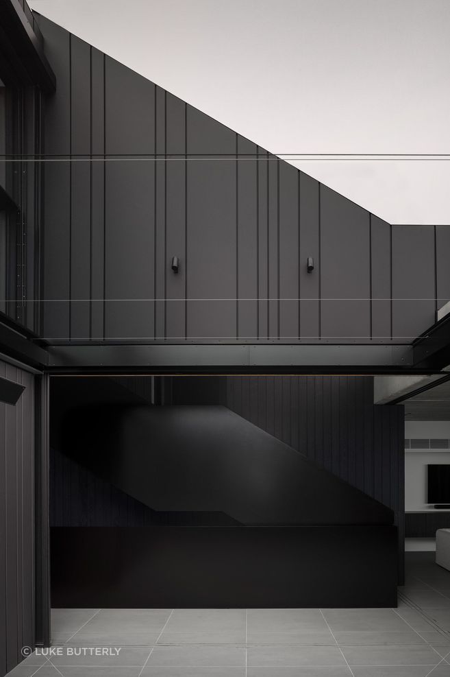Using the No.1 Architectural Panel Systems’ Expression profile achieved smaller pan widths and variations in the pan widths to craft an organic pattern.