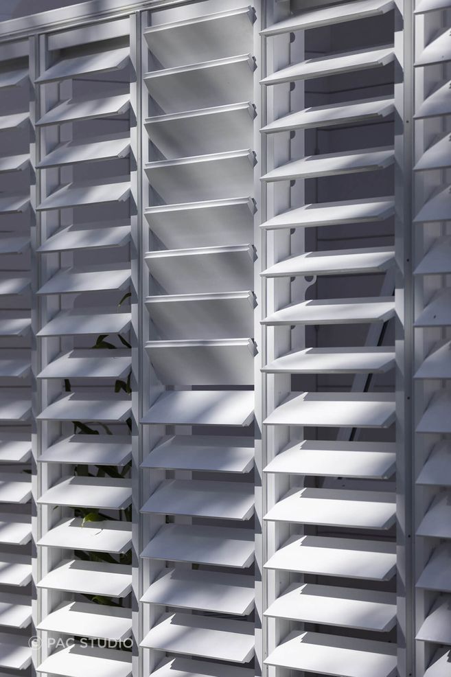 The louvres add a dynamic edge to the home; they can be fine-tuned for airflow and light, prospect or privacy, openness or shelter.
